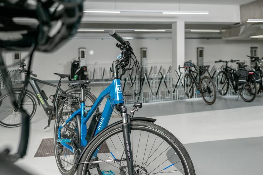 Fahrräder stehen im Fahrradparkhaus