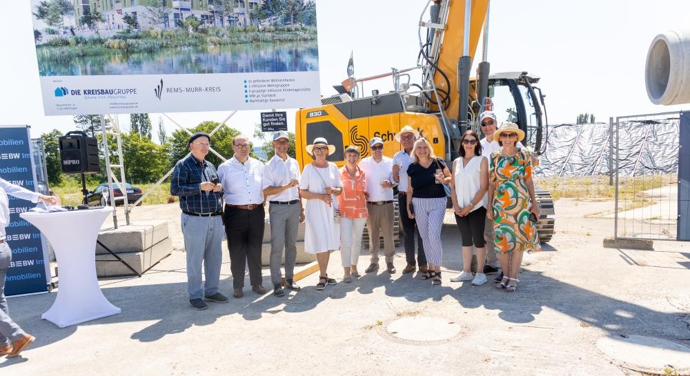 Bild_B1.jpg Ohne sie wäre das Projekt nicht möglich: Gruppenbild beim Baustart der Erschließung auf der Hangweide mit Kreisrätinnen und Kreisräten. Foto: Yevhen Yermishyn